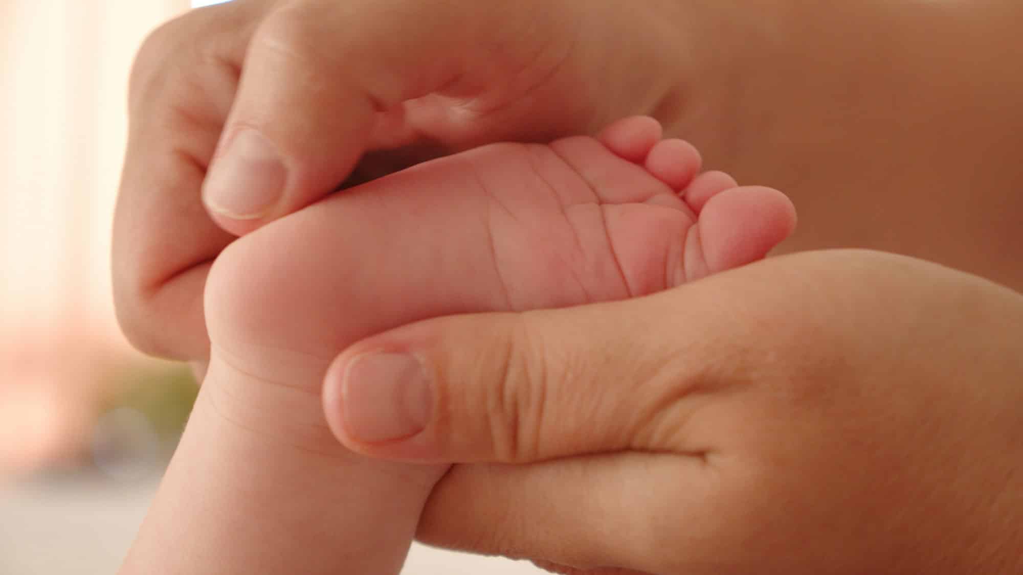 Explorez les techniques de massage avec la formation de massage bébé CPF